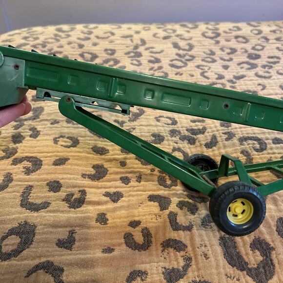 1/16 Scale ERTL John Deere Metal Hay Elevator *damaged but works - Picture 7 of 9